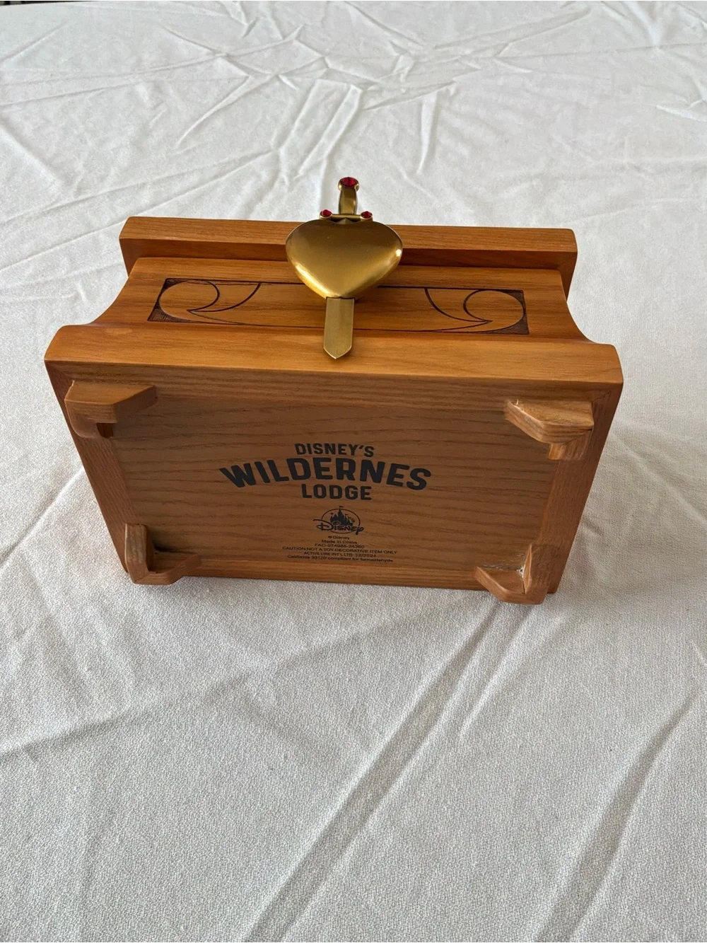 ******** Disney Snow White Wooden Jewelry Box with Gold-Tone Heart Lock ********